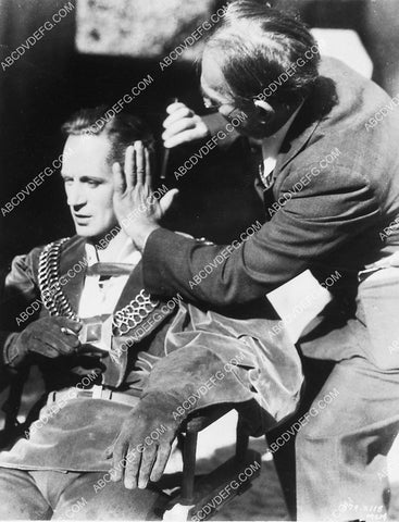candid Leslie Howard gets his hair done on set film Romeo and Juliet 6555-01