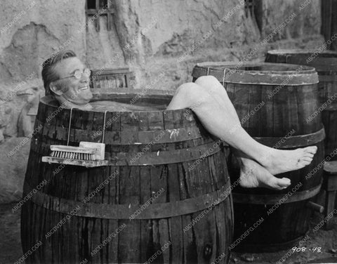 Kirk Douglas taking a bath in a barrell film There Was a Crooked Man 6572-26