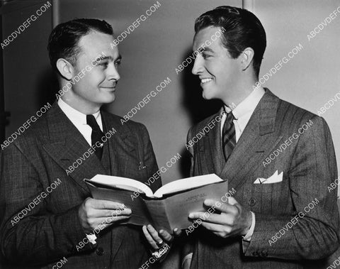 candid Robert Taylor and friend 6629-04