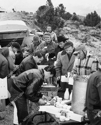 Robert Taylor cast and crew on location break for lunch 6629-21