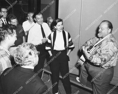 candid Gia scala Burl Ives Robert Taylor having some fun 6630-08