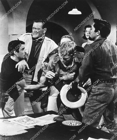 John Wayne and cast fight sequence film Hatari 6950-26