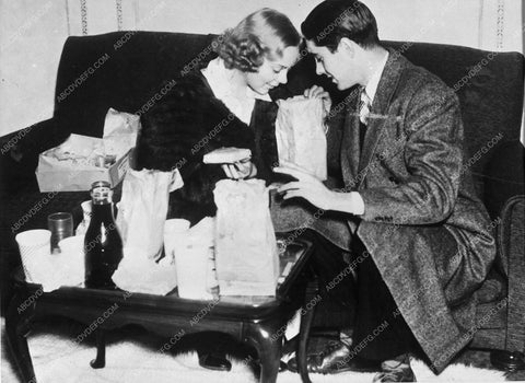 candid Sonja Henie Tyrone Power brown bag lunch time 6977-03