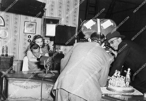 candid Deanna Durbin w director Richard Siodmak on set film Christmas Holiday Gene Kelly 7019-022