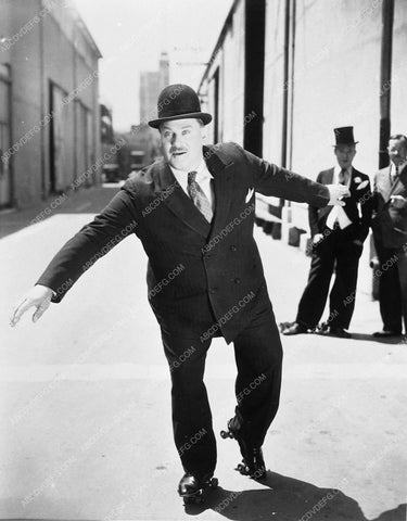 Vernon Dent on roller skates backlot Harry Langdon looks on 7033-11