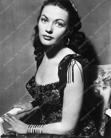 Yvonne de Carlo portrait 7033-34