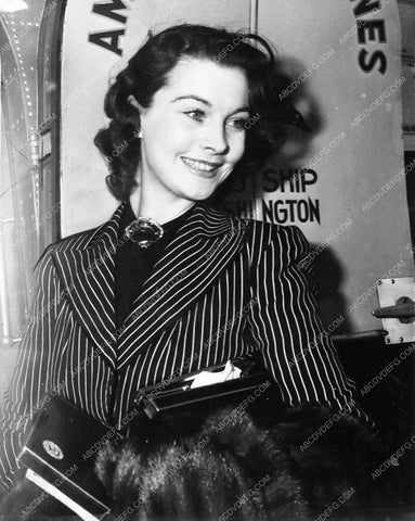 candid news photo Vivien Leigh flying American Airlines 7173-29