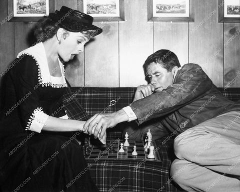 candid Jeanne Crain Glenn Ford playing chess Fastest Gun Alive 7183-32