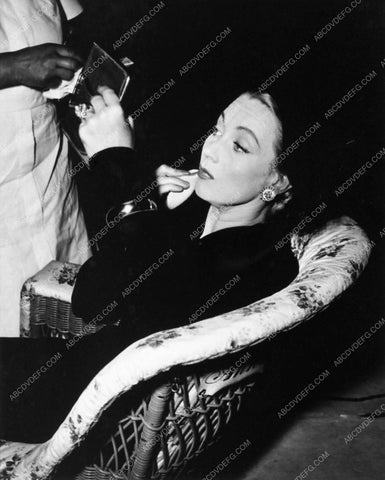 candid Hollywood Ann Sothern does final makeup check behind scenes 7183-35