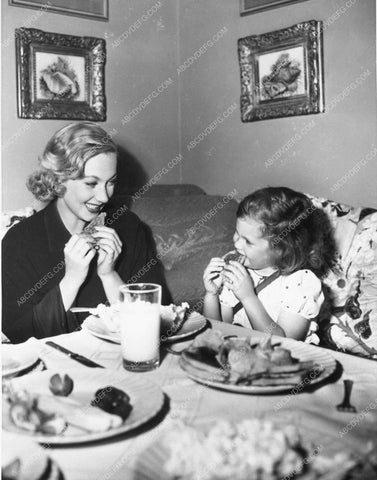 candid Hollywood Ann Sothern breakfast with her daughter 7183-36