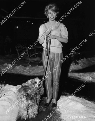 candid Jane Fonda w her dog 7529-26
