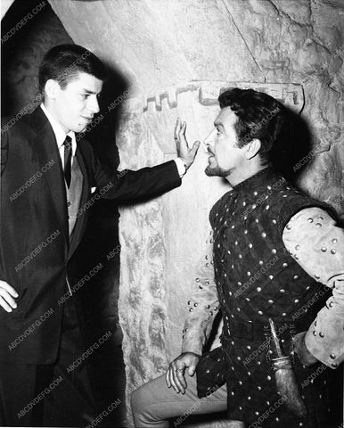 Jerry Lewis visits Robert Taylor on set of Knights of the Round Table 7704-11