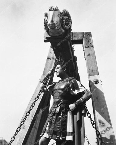 Robert Taylor behind the scenes MGM Quo Vadis 7704-27