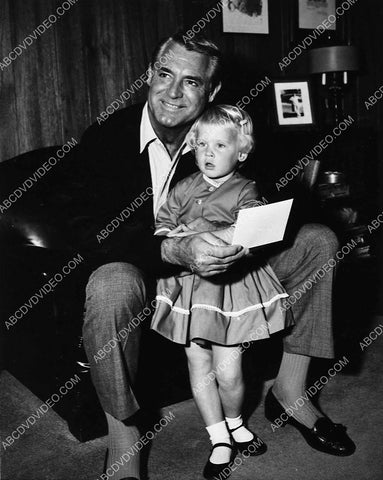 Cary Grant and daughter maybe 7762-26