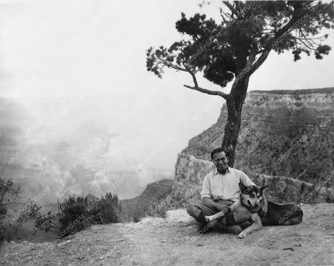 candid Douglas Fairbanks Sr with dog 7781-09