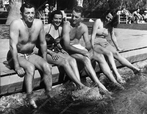 candid in swimsuits Robert Mitchum Jane Russell 7781-29
