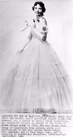 1960 Drake Relays Queen Jan Stewart is crowned 81bx01-060