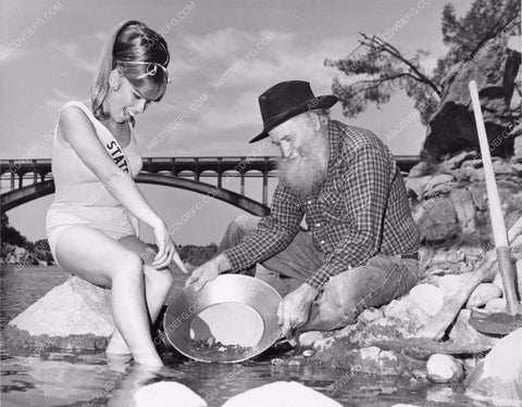Gwen Barham Ray Dorer pan for gold 1967 California State Fair 81bx01-077