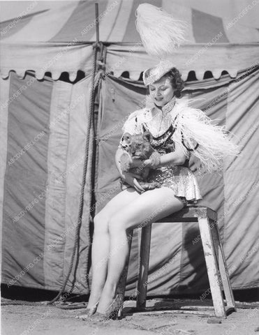 Mary Milburn with baby lion cub at Clyde Beatty Circus 81bx01-086