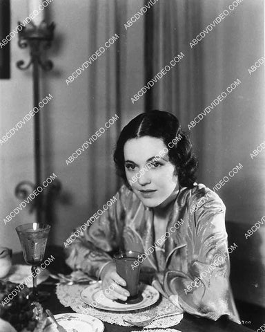Maureen O'Sullivan takes a break for lunch 8245-23