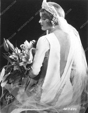 Lois Moran portrait in bridal gown w flowers 8314-06