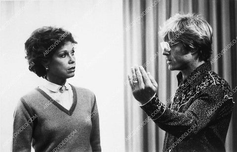 Mary Tyler Moore on set w Robert Redford film Ordinary People 8513-16