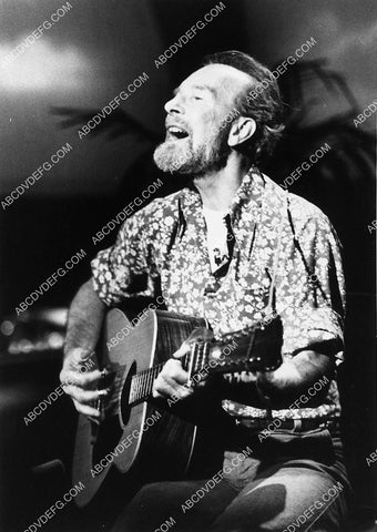 Pete Seeger strumming his guitar TV special Over Easy 8668-02