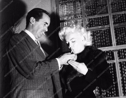 Marilyn Monroe and Edward R Murrow enjoy cigarette 8b03-015