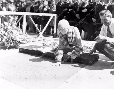 Marion Davies puts her hands in cement Graumans Chinese Theatre 8b03-050