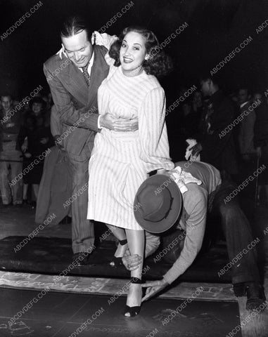 Bob Hope helps Dorothy Lamour put feet in cement Chinese Theatre 8b03-051