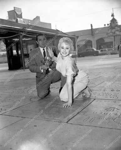 Steve Cochran and Norma Sykes at Grauman's Chinese Theatre 8b03-052