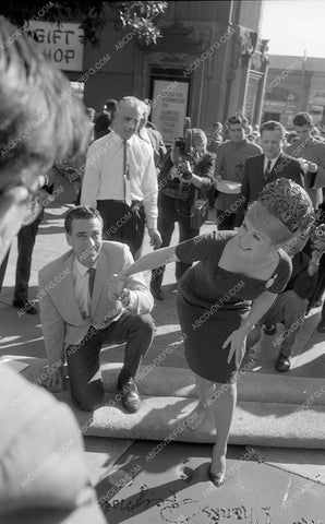 Debbie Reynolds puts hands feet in cement Chinese Theatre 8b03-057