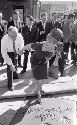 Debbie Reynolds puts hands feet in cement Chinese Theatre 8b03-059