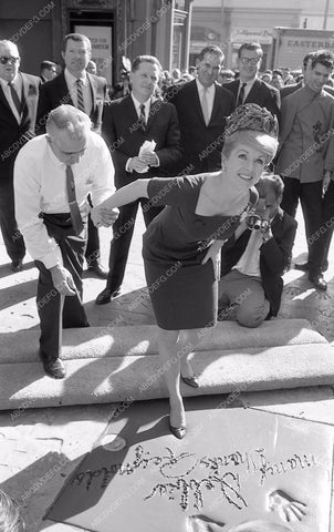 Debbie Reynolds puts hands feet in cement Chinese Theatre 8b03-060
