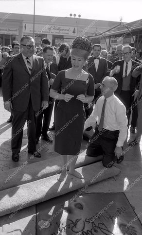Debbie Reynolds puts hands feet in cement Chinese Theatre 8b03-063