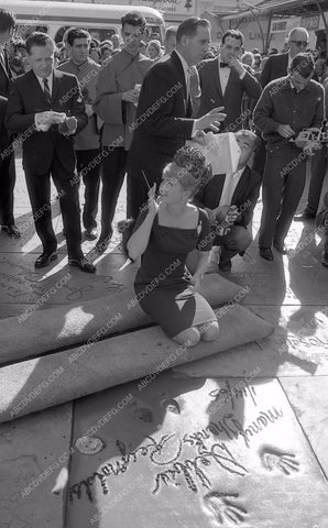Debbie Reynolds puts hands feet in cement Chinese Theatre 8b03-070