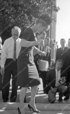 Debbie Reynolds puts hands feet in cement Chinese Theatre 8b03-074