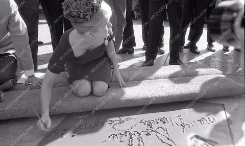 Debbie Reynolds puts hands feet in cement Chinese Theatre 8b03-077