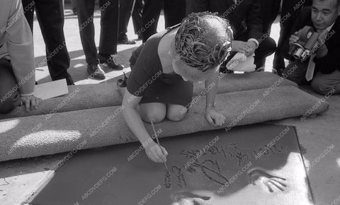 Debbie Reynolds puts hands feet in cement Chinese Theatre 8b03-079