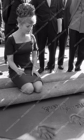 Debbie Reynolds puts hands feet in cement Chinese Theatre 8b03-080