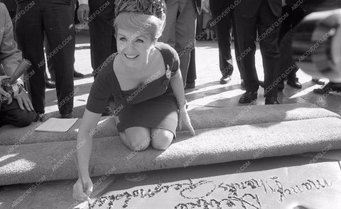 Debbie Reynolds puts hands feet in cement Chinese Theatre 8b03-083