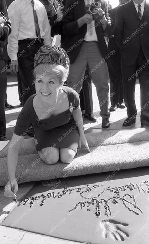 Debbie Reynolds puts hands feet in cement Chinese Theatre 8b03-084