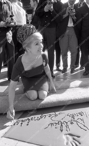 Debbie Reynolds puts hands feet in cement Chinese Theatre 8b03-085
