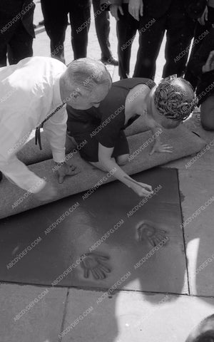 Debbie Reynolds puts hands feet in cement Chinese Theatre 8b03-087
