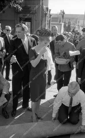 Debbie Reynolds puts hands feet in cement Chinese Theatre 8b03-088