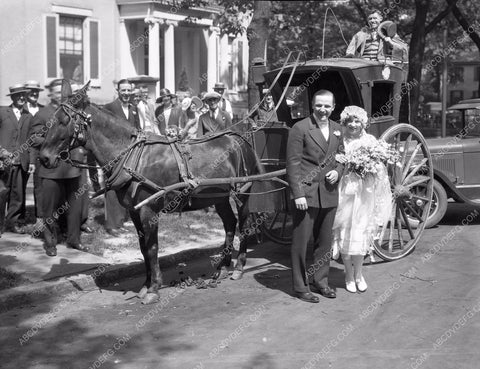 two folks getting married use hansom cab 8b03-111