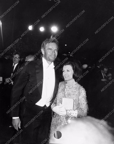 Charlton Heston and wife? At film premiere 8b03-192