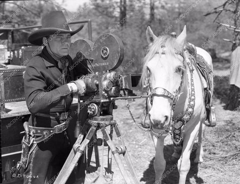 Buck Jones relaxes behind the scenes 8b03-342