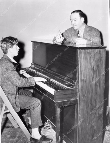 Gus Kahn gives Mickey Rooney piano lessons 8b03-370