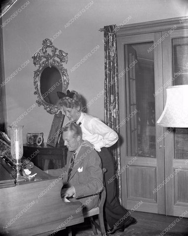 Jeanette MacDonald Gene Raymond play piano at home 8b03-877